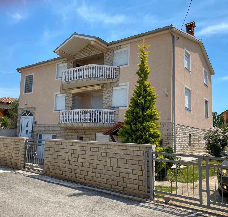 Apartments Ban Galižana 外观 照片
